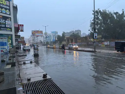 सीकर में रुक-रुक कर हाे रही बारिश से नवलगढ़ रोड पर जलभराव हो गया।