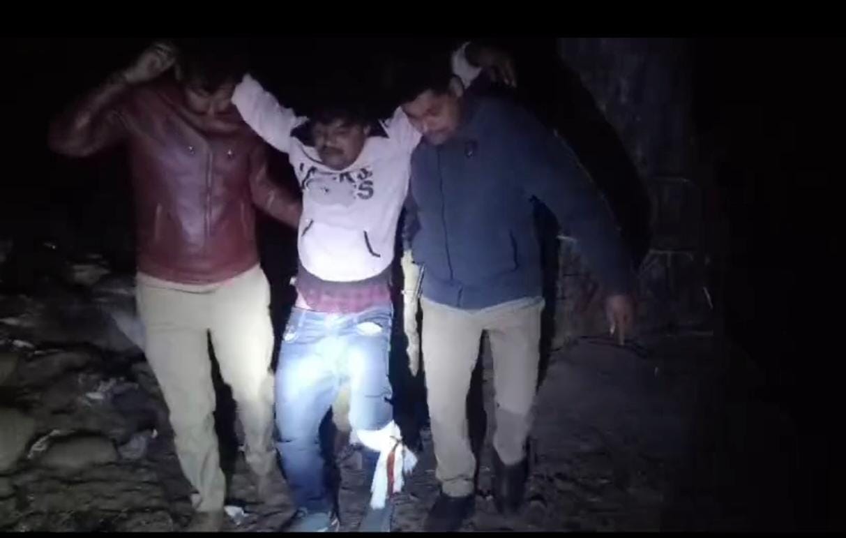 पुलिस की गिरफ्त में बदमाश पुलिस की गिरफ्त में बदमाश