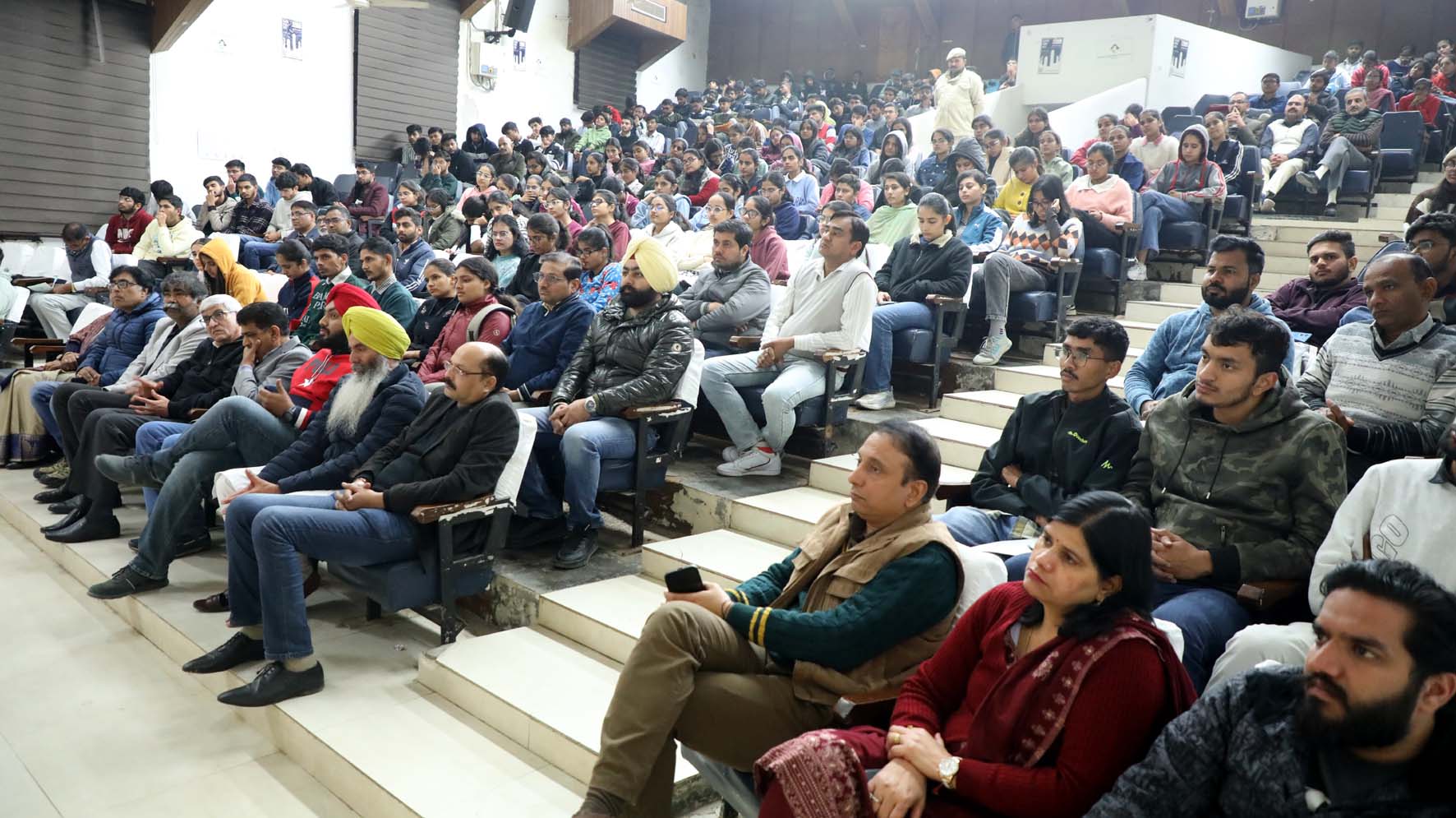 कार्यक्रम में उपस्थित वक्ता व स्टाफ सदस्य। कार्यक्रम में उपस्थित वक्ता व स्टाफ सदस्य।