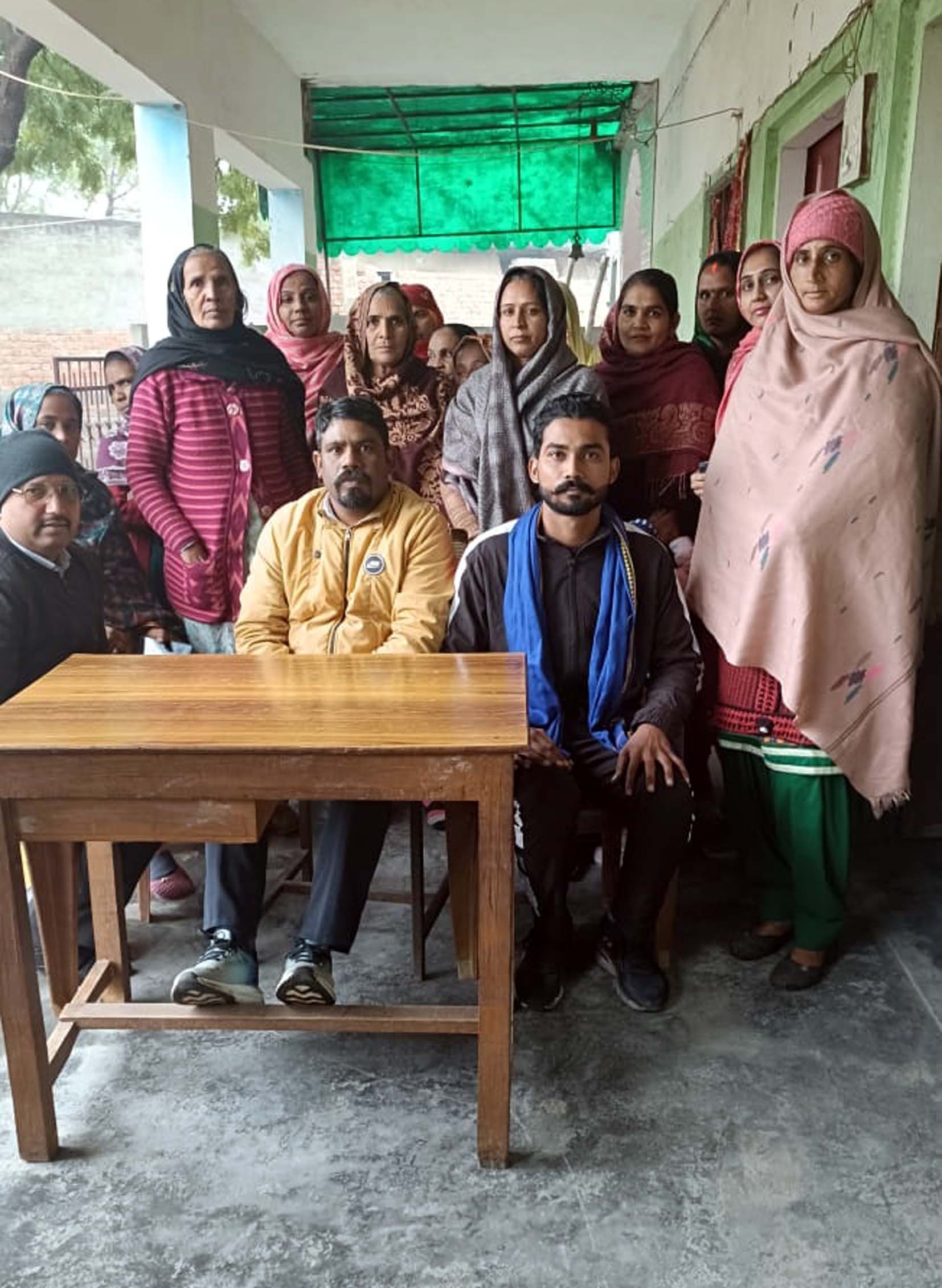 आंगनवाड़ी केन्द्र में उपस्थित भीम आर्मी नेता व अन्य। आंगनवाड़ी केन्द्र में उपस्थित भीम आर्मी नेता व अन्य।