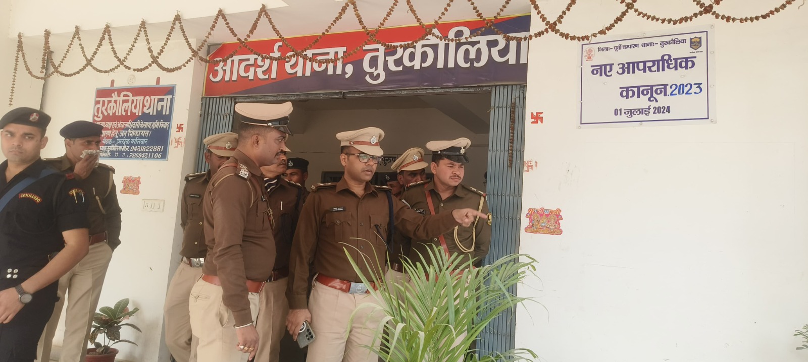 तुरकौलिया थाना का विस्तृत निरीक्षण करते एसपी तुरकौलिया थाना का विस्तृत निरीक्षण करते एसपी