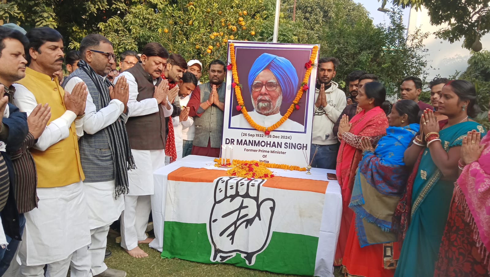 शोक सभा में शामिल कांग्रेस कार्यकर्ता शोक सभा में शामिल कांग्रेस कार्यकर्ता