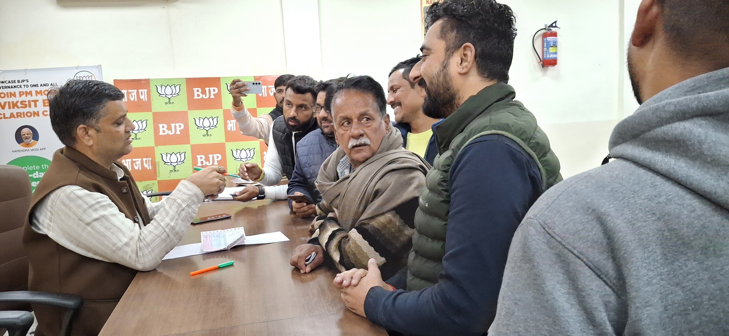 सुरिंदर भगत ने भाजपा मुख्यालय में जनता दरबार लगाया सुरिंदर भगत ने भाजपा मुख्यालय में जनता दरबार लगाया