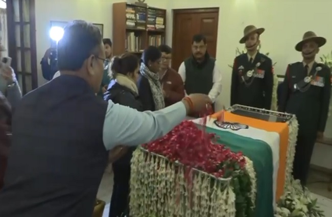रा.स्व.संघ के सरकार्यवाह आलोक कुमार डॉ. मनमोहन सिंह को पुष्पांजलि अर्पित करते हुए रा.स्व.संघ के सरकार्यवाह आलोक कुमार डॉ. मनमोहन सिंह को पुष्पांजलि अर्पित करते हुए