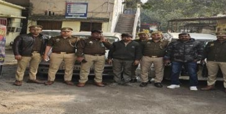 पुलिस की गिरफ्त में शातिर चोर पुलिस की गिरफ्त में शातिर चोर