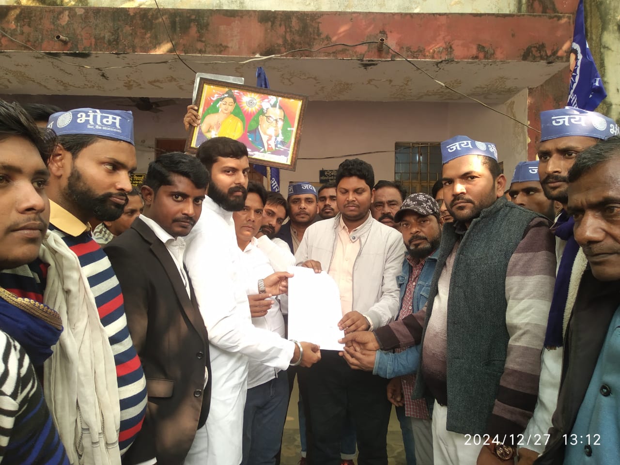 प्रदर्शन कर ज्ञापन देते हुए बाबा साहेब के समर्थक प्रदर्शन कर ज्ञापन देते हुए बाबा साहेब के समर्थक