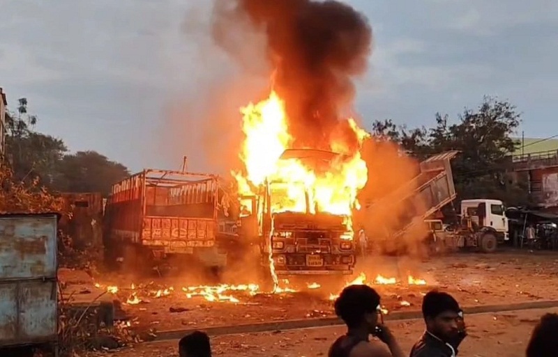 विदिशा में आग लगने के बाद जलता हुआ ट्रक विदिशा में आग लगने के बाद जलता हुआ ट्रक