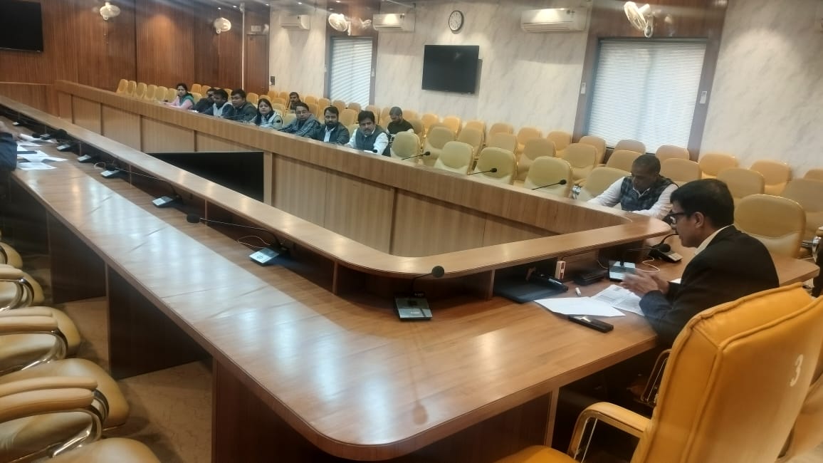 जिलाधिकारी की अध्यक्षता में हुई डूडा व नगर निकायों की समीक्षा बैठक