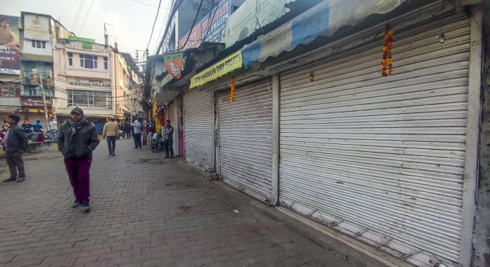 रोपवे परियोजना के विरोध में कटरा कस्बे में 72 घंटे के बंद का आह्वान दूसरे दिन भी जारी रहा रोपवे परियोजना के विरोध में कटरा कस्बे में 72 घंटे के बंद का आह्वान दूसरे दिन भी जारी रहा