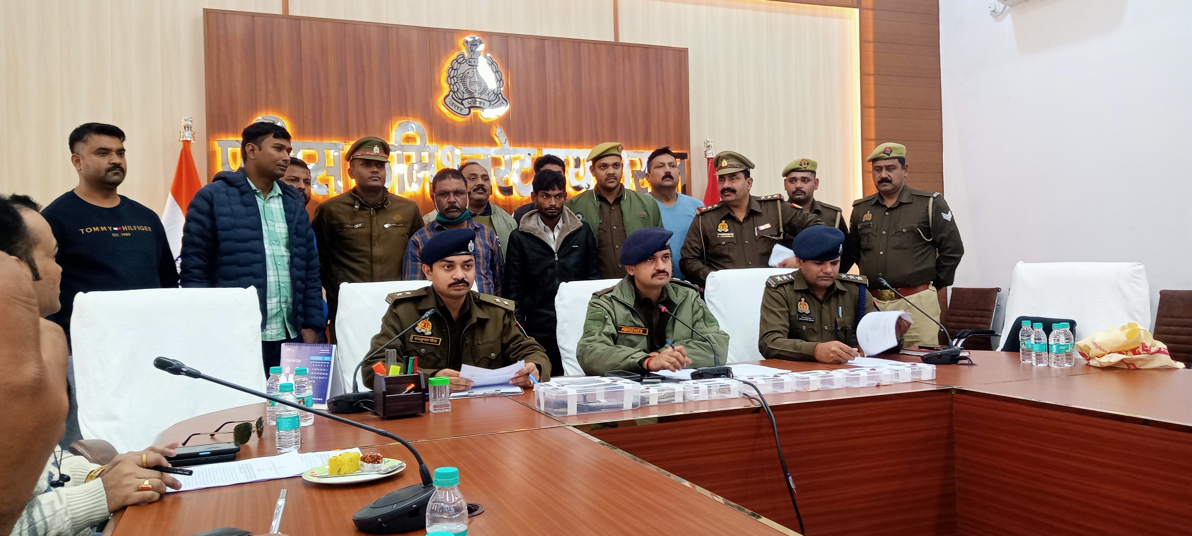 प्रयागराज में गिरफ्तार लुटेरों का छाया चित्र प्रयागराज में गिरफ्तार लुटेरों का छाया चित्र