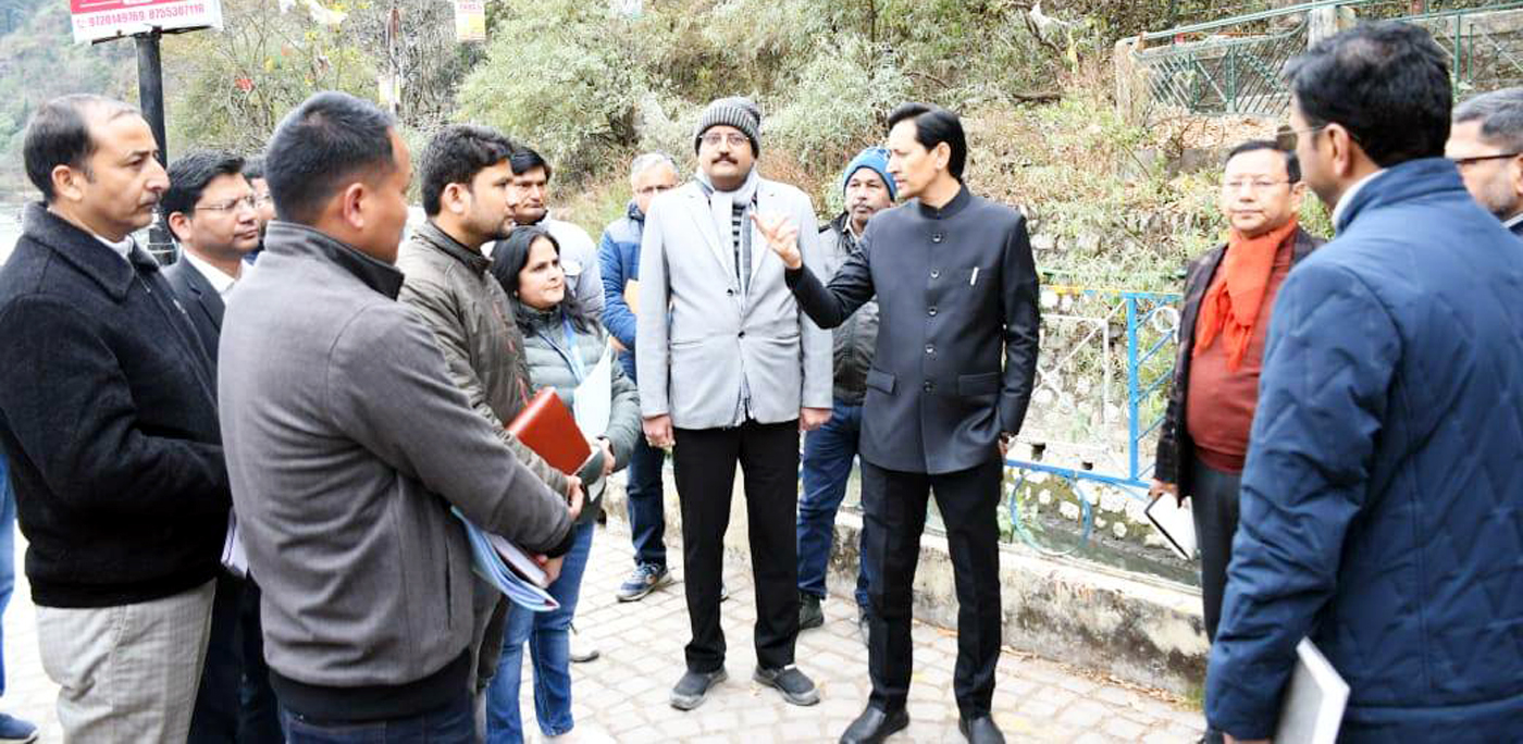 अधिकारियों के साथ मेट्रोपोल क्षेत्र का निरीक्षण करते मंडलायुक्त दीपक रावत। अधिकारियों के साथ मेट्रोपोल क्षेत्र का निरीक्षण करते मंडलायुक्त दीपक रावत।