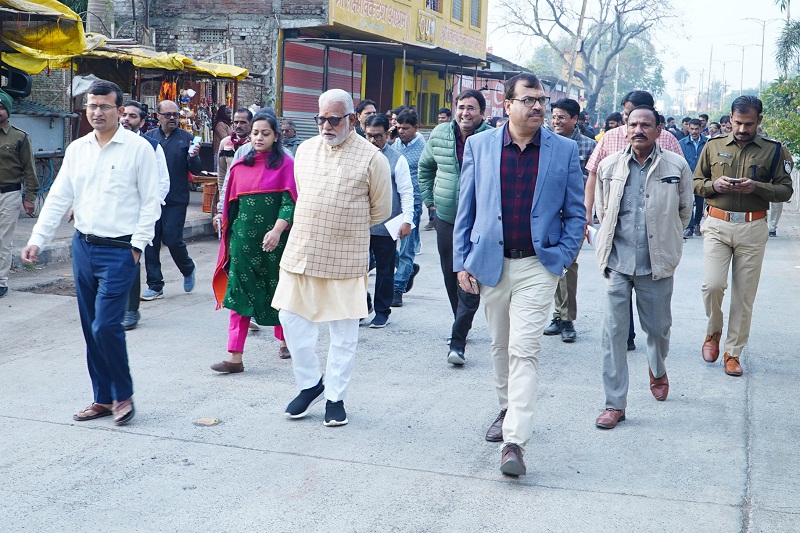 कलेक्टर ने प्रशासनिक अधिकारियों के साथ दर्शन व्यवस्था का मुआयना कलेक्टर ने प्रशासनिक अधिकारियों के साथ दर्शन व्यवस्था का मुआयना
