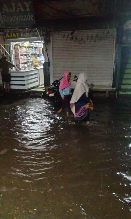 बारिश से मुख्य बाजार में भरा पानी। बारिश से मुख्य बाजार में भरा पानी।