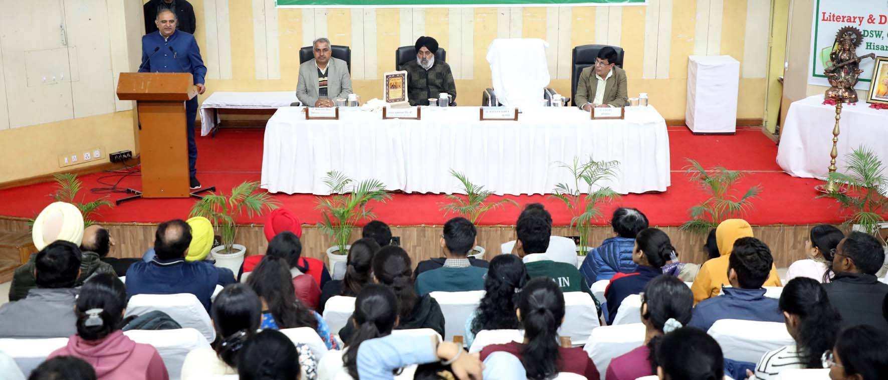 विश्वविद्यालय के कुलपति प्रो. बीआर कम्बोज कार्यक्रम को सम्बोधित करते हुए व उपस्थित वक्ता। विश्वविद्यालय के कुलपति प्रो. बीआर कम्बोज कार्यक्रम को सम्बोधित करते हुए व उपस्थित वक्ता।