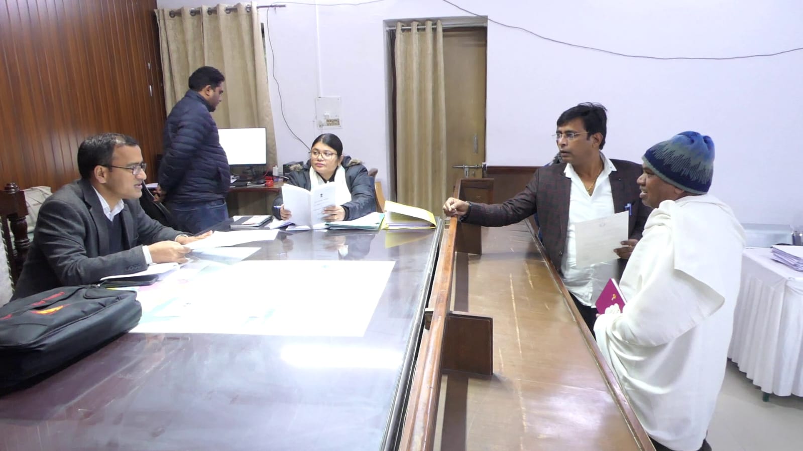 नामांकन पत्र खरीदते हुए नामांकन पत्र खरीदते हुए
