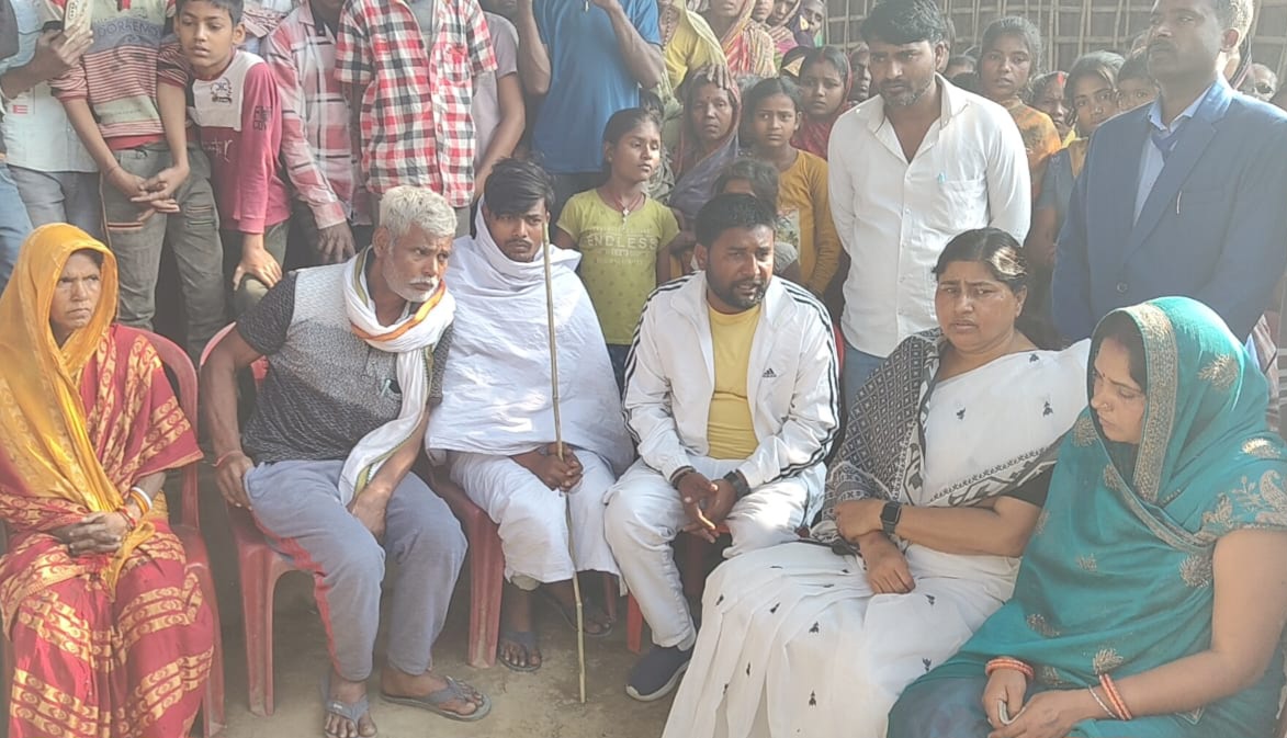 पीड़ितों के साथ बैठी मंत्री लेसी सिंह पीड़ितों के साथ बैठी मंत्री लेसी सिंह