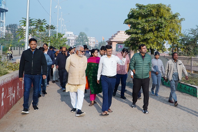 कलेक्टर ने प्रशासनिक अधिकारियों के साथ दर्शन व्यवस्था का मुआयना कलेक्टर ने प्रशासनिक अधिकारियों के साथ दर्शन व्यवस्था का मुआयना