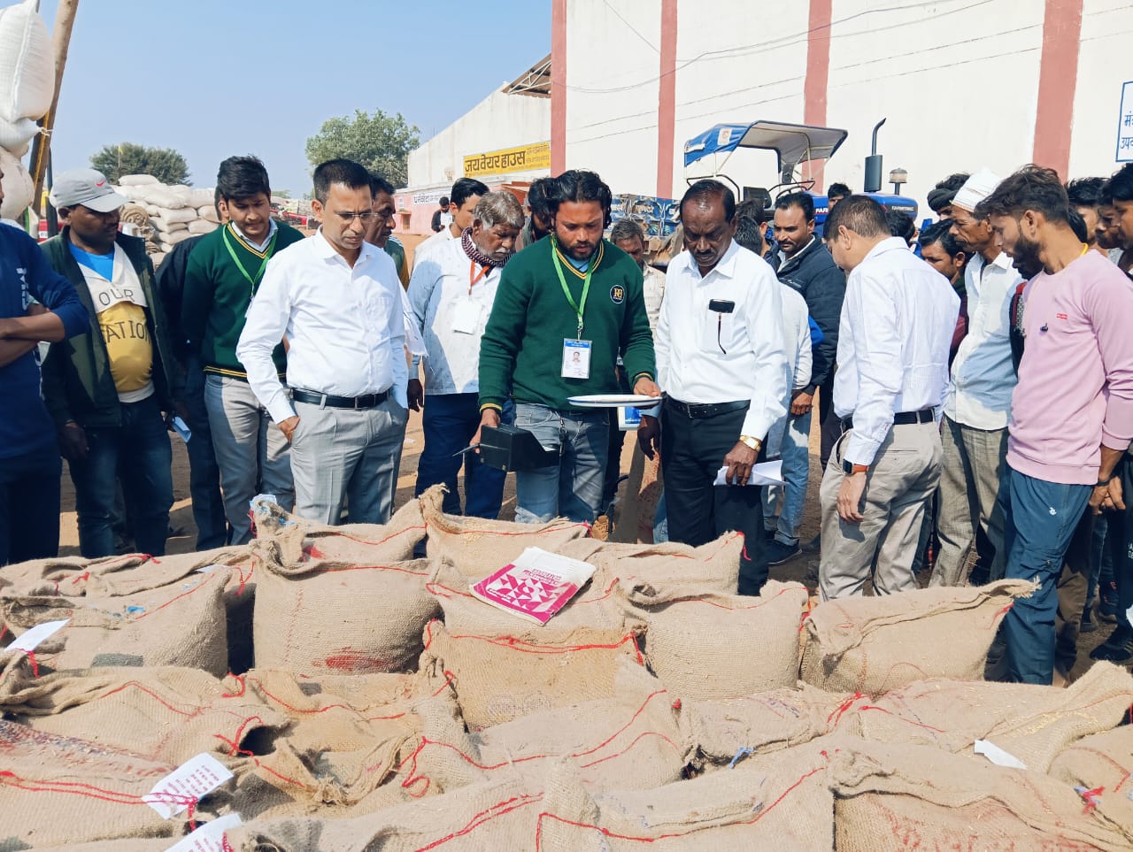 दमोह-कम वजन और टेग नहीं कलेक्टर कोचर ने की कार्यवाही दमोह-कम वजन और टेग नहीं कलेक्टर कोचर ने की कार्यवाही