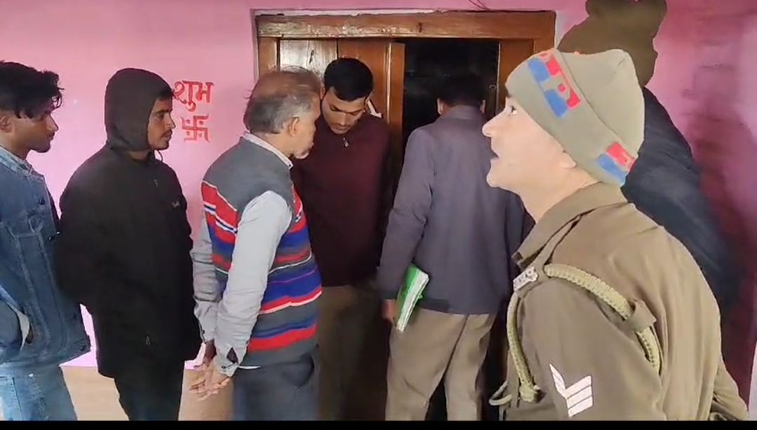 ज्वैलर्स की दुकान में चोरी की घटना की पडताल करती पुलिस ज्वैलर्स की दुकान में चोरी की घटना की पडताल करती पुलिस