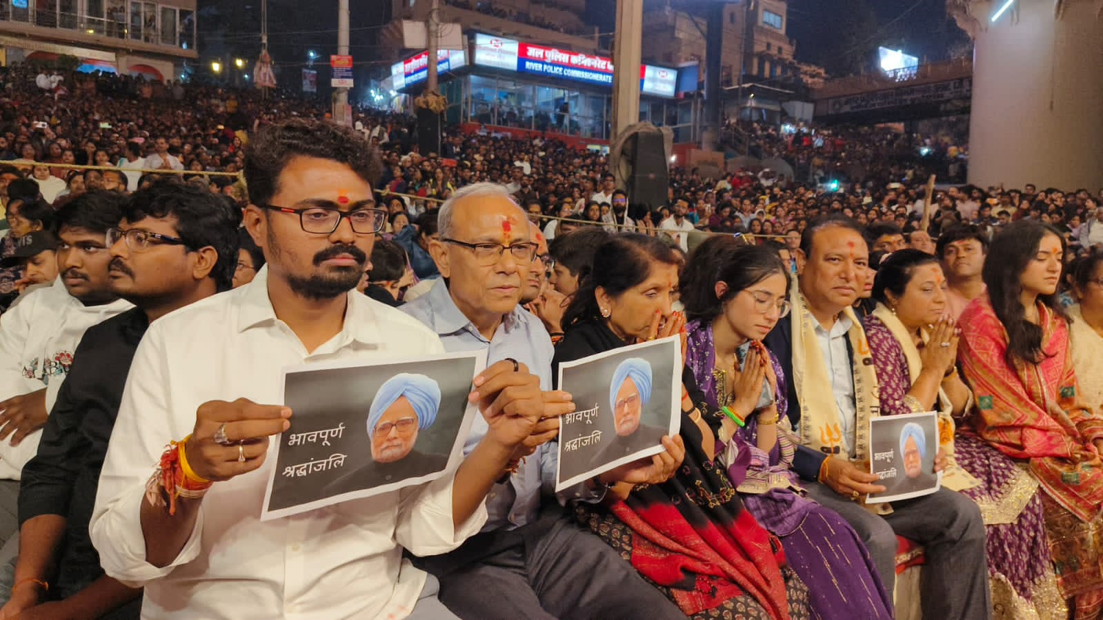 गंगा आरती में पूर्व प्रधानमंत्री डॉ मनमोहन सिंह को दी गई श्रद्धांजलि:फोटो बच्चा गुप्ता