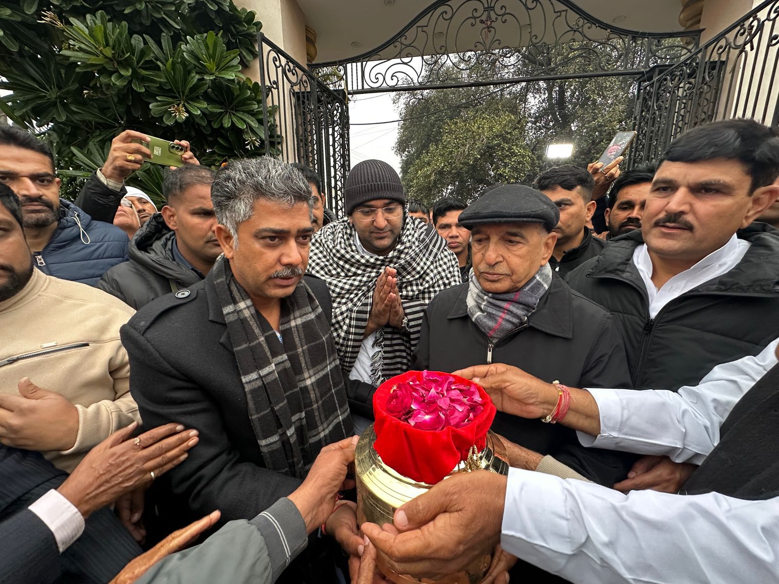 पूर्व सीएम ओपी चौटाला को श्रद्धांजलि अर्पित करते नेतागण। पूर्व सीएम ओपी चौटाला को श्रद्धांजलि अर्पित करते नेतागण।