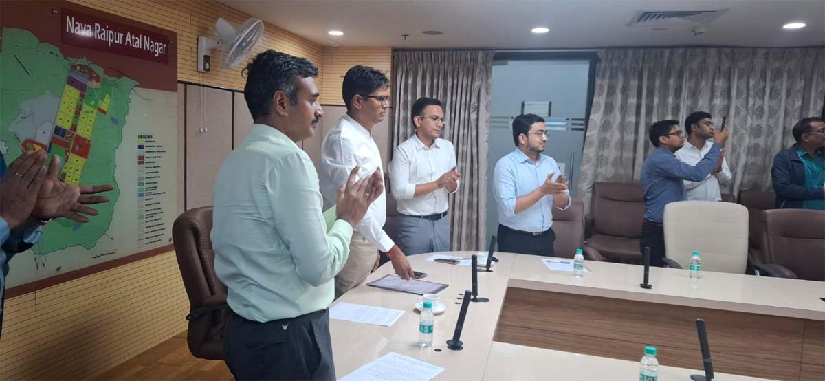 मंत्री ओ.पी. चौधरी प्राधिकरण की ऑनलाईन संपत्ति विक्रय प्रक्रिया का शुभारंभ करते मंत्री ओ.पी. चौधरी प्राधिकरण की ऑनलाईन संपत्ति विक्रय प्रक्रिया का शुभारंभ करते