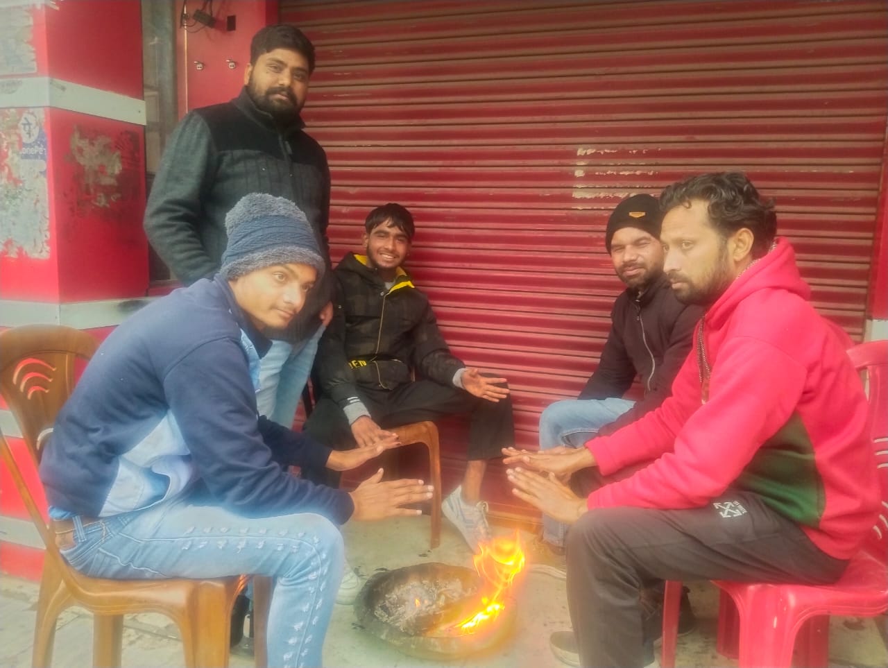अलाव सेक रहे लोग अलाव सेक रहे लोग