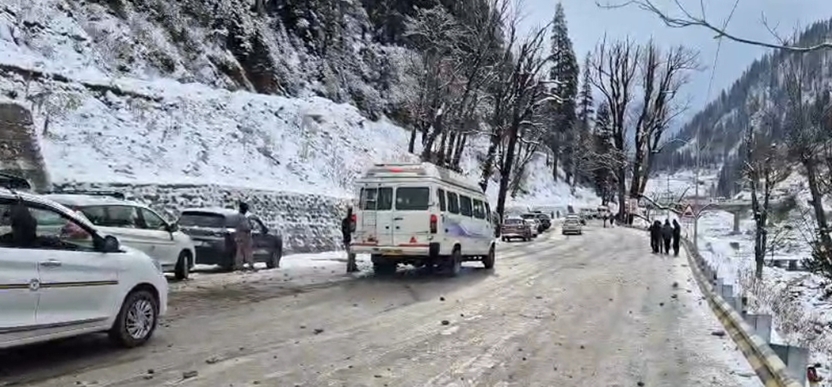ताज़ा बर्फबारी से सड़कों पर आवाजाही प्रभावित ताज़ा बर्फबारी से सड़कों पर आवाजाही प्रभावित