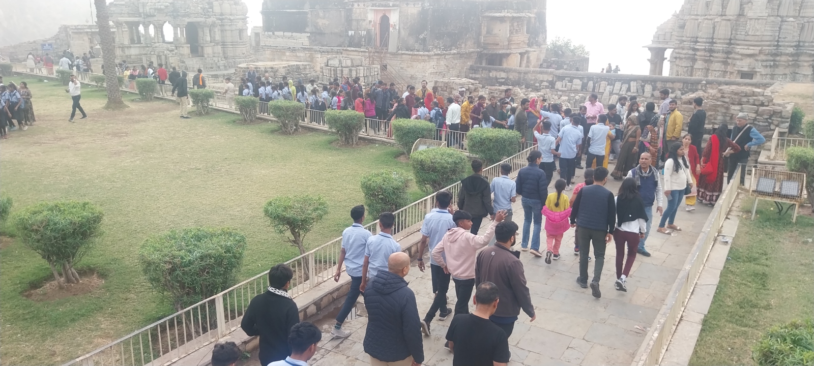 विश्व विख्यात चित्तौड़ दुर्ग पर ईयर एंड में पर्यटकों की भीड़ दिख रही है।