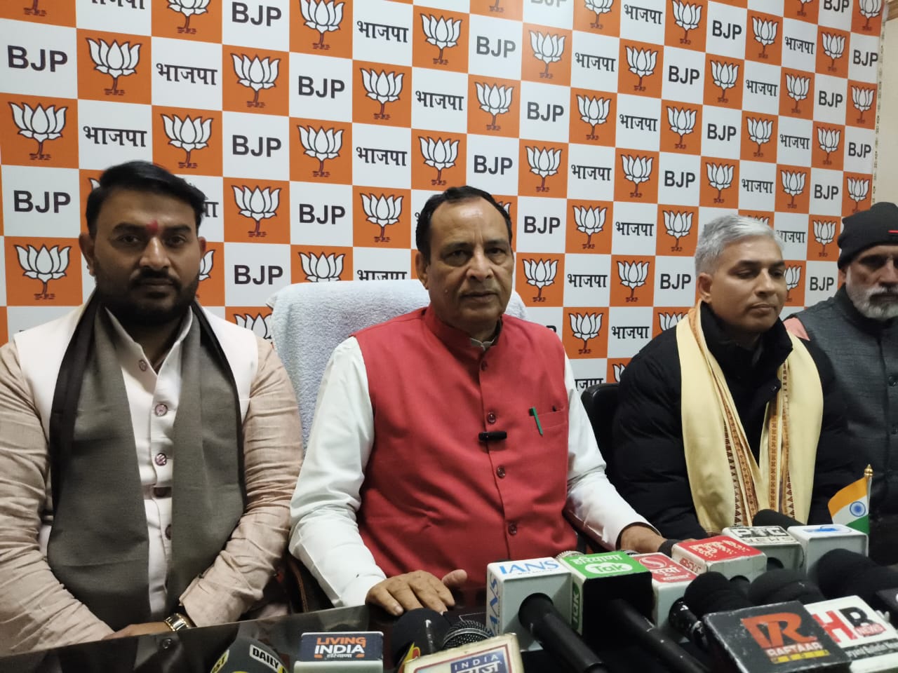 पत्रकारों से बातचीत करते हुए भाजपा प्रदेशाध्यक्ष मोहनलाल बडौली। पत्रकारों से बातचीत करते हुए भाजपा प्रदेशाध्यक्ष मोहनलाल बडौली।
