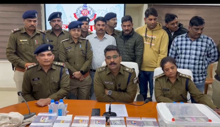 उज्जैन : तीन महिला ब्लैकमेलर गिरफ्तार, इनके घर से 45 लाख नगदी और 55 लाख के आभूषण मिले उज्जैन : तीन महिला ब्लैकमेलर गिरफ्तार, इनके घर से 45 लाख नगदी और 55 लाख के आभूषण मिले