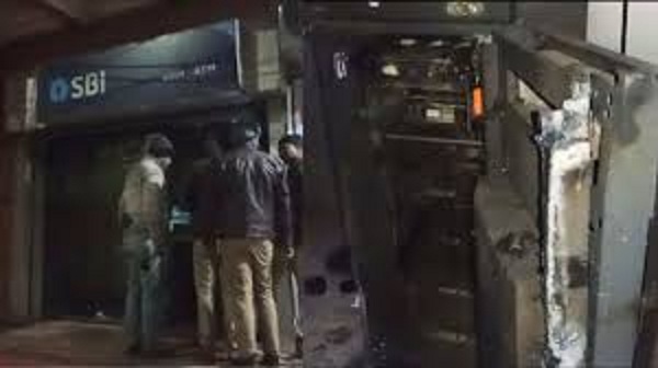 बदमाशाें ने एटीएम काटकर कैश लूटा बदमाशाें ने एटीएम काटकर कैश लूटा