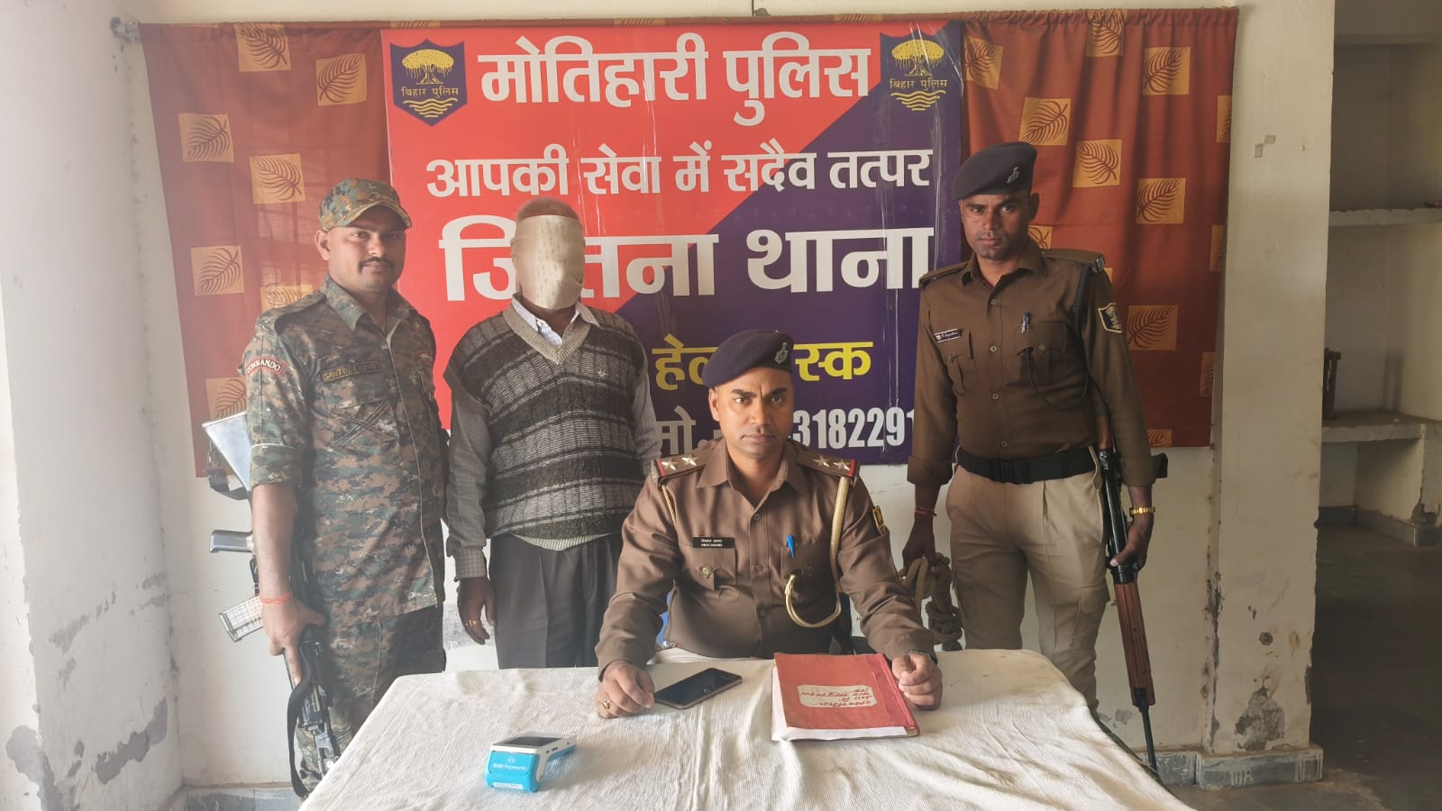 पुलिस टीम के गिरफ्त में इनामी बदमाश पुलिस टीम के गिरफ्त में इनामी बदमाश
