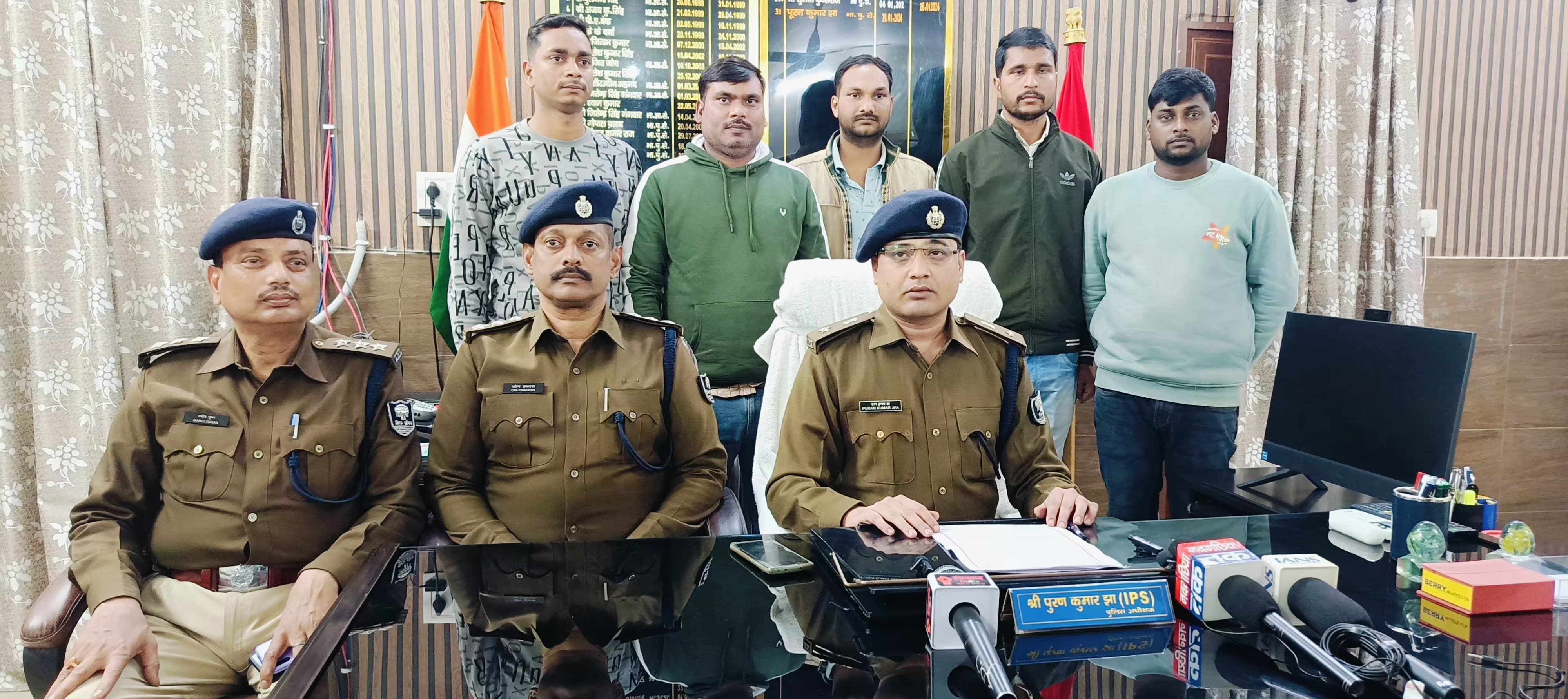 जानकारी देते एसपी
