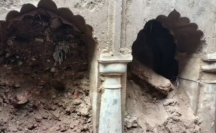 मोहल्ला लक्ष्मणगंज में मिली प्राचीन बावड़ी में पहली मंजिल मोहल्ला लक्ष्मणगंज में मिली प्राचीन बावड़ी में पहली मंजिल