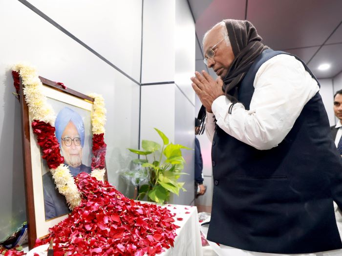 कांग्रेस कार्यसमिति की बैठक में पहुंचने पर डा. मनमोहन सिंह के चित्र पर श्रद्धासुमन अर्पित कर श्रद्धाजलि देते पार्टी के राष्ट्रीय अध्यक्ष मल्लिकार्जुन खरगे कांग्रेस कार्यसमिति की बैठक में पहुंचने पर डा. मनमोहन सिंह के चित्र पर श्रद्धासुमन अर्पित कर श्रद्धाजलि देते पार्टी के राष्ट्रीय अध्यक्ष मल्लिकार्जुन खरगे