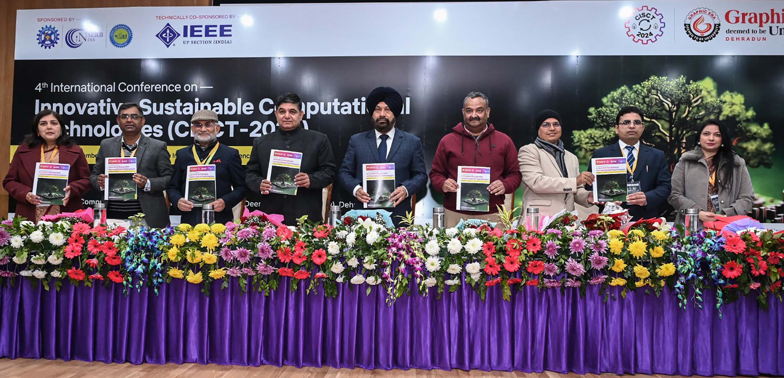 ग्राफिक एरा में अंतरराष्ट्रीय सम्मेलन में स्मारिका विमोचन करते अतिथि। ग्राफिक एरा में अंतरराष्ट्रीय सम्मेलन में स्मारिका विमोचन करते अतिथि।