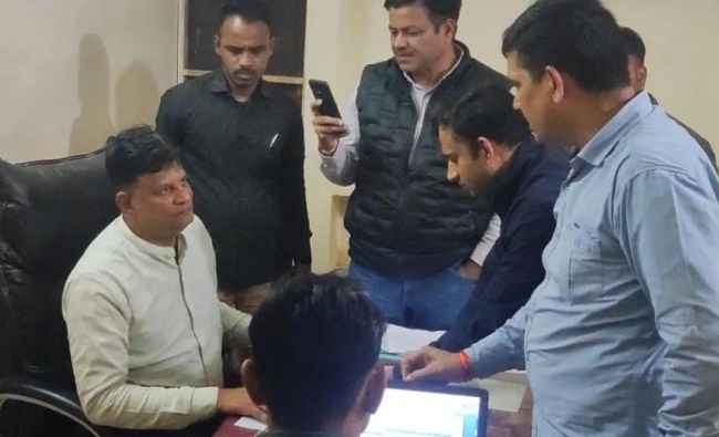 सोनकच्छ कार्यालय में कार्रवाई करते हुए लोकायुक्त की टीम सोनकच्छ कार्यालय में कार्रवाई करते हुए लोकायुक्त की टीम