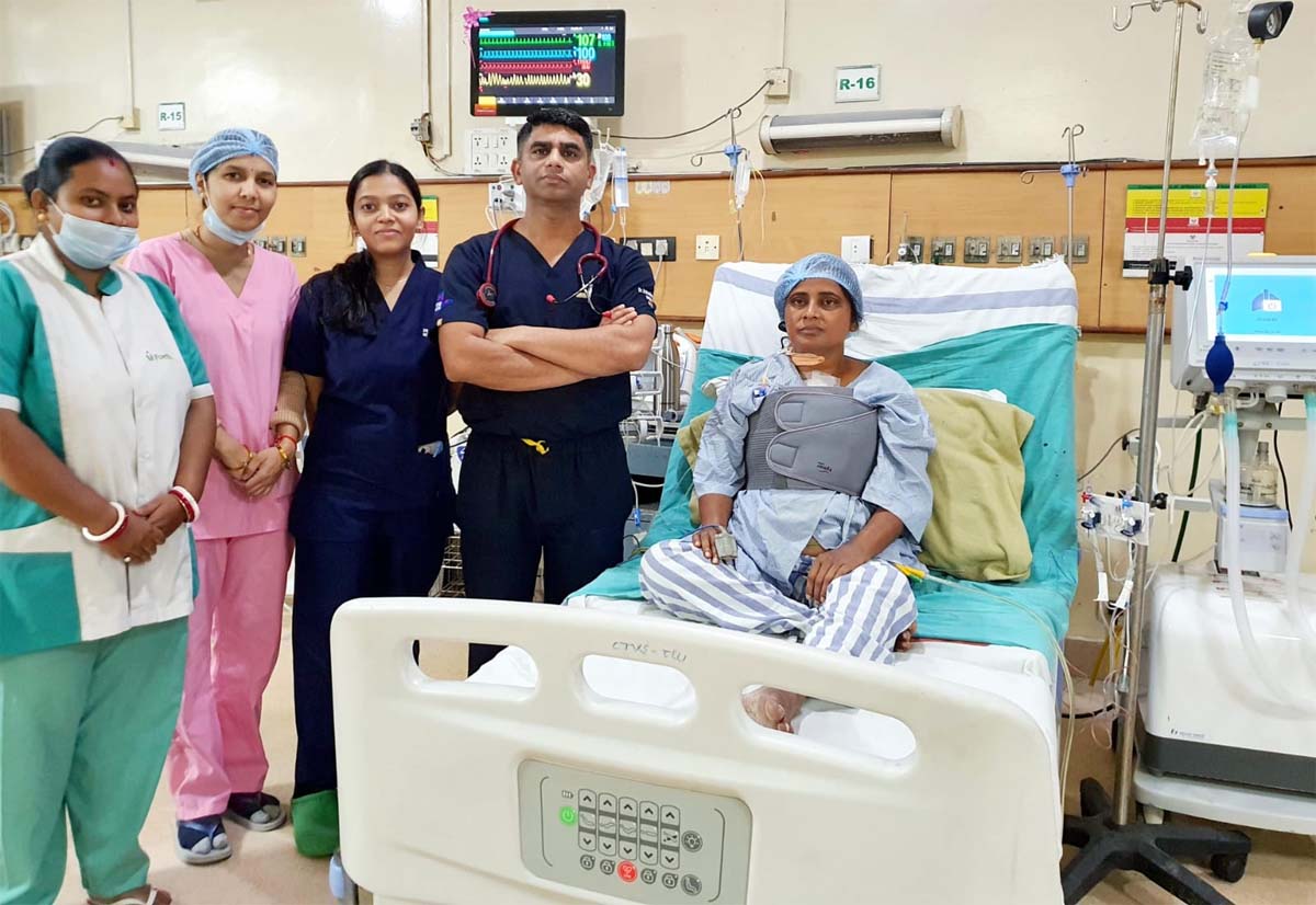 हार्ट सर्जन डॉ. कृष्णकांत साहू के साथ 50 वर्षीय महिला मरीज हार्ट सर्जन डॉ. कृष्णकांत साहू के साथ 50 वर्षीय महिला मरीज