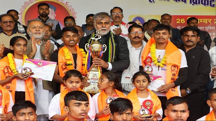 जयंती सेवा सप्ताह में सम्मानित प्रतिभागियों के साथ मंत्री प्रहलाद पटेल जयंती सेवा सप्ताह में सम्मानित प्रतिभागियों के साथ मंत्री प्रहलाद पटेल