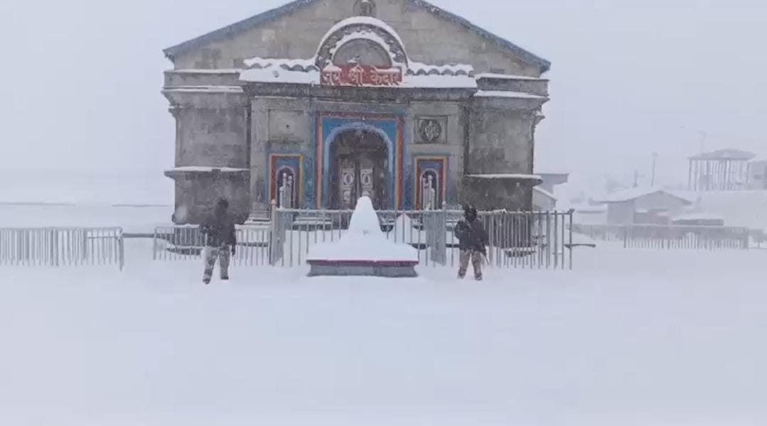 केदारनाथ धाम में बर्फबारी के बीच मंदिर की सुरक्षा में तैनात आईटीबीपी जवान केदारनाथ धाम में बर्फबारी के बीच मंदिर की सुरक्षा में तैनात आईटीबीपी जवान