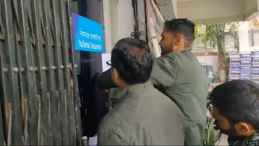 चित्तौड़गढ़ में नेशनल इंश्योरेंस कंपनी के कार्यालय को न्यायालय के आदेश पर किया सील। चित्तौड़गढ़ में नेशनल इंश्योरेंस कंपनी के कार्यालय को न्यायालय के आदेश पर किया सील।