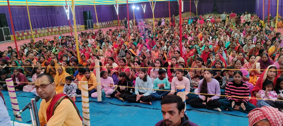 अररिया फोटो:श्रद्धालुओं की रामकथा सुनने उमड़ी भीड़ अररिया फोटो:श्रद्धालुओं की रामकथा सुनने उमड़ी भीड़
