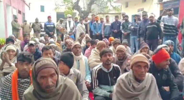 ग्रामीण धरना प्रदर्शन करते हुए ग्रामीण धरना प्रदर्शन करते हुए
