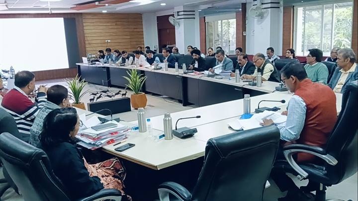 कलेक्टर की अध्यक्षता में राजस्व अधिकारियों की बैठक संपन्न कलेक्टर की अध्यक्षता में राजस्व अधिकारियों की बैठक संपन्न