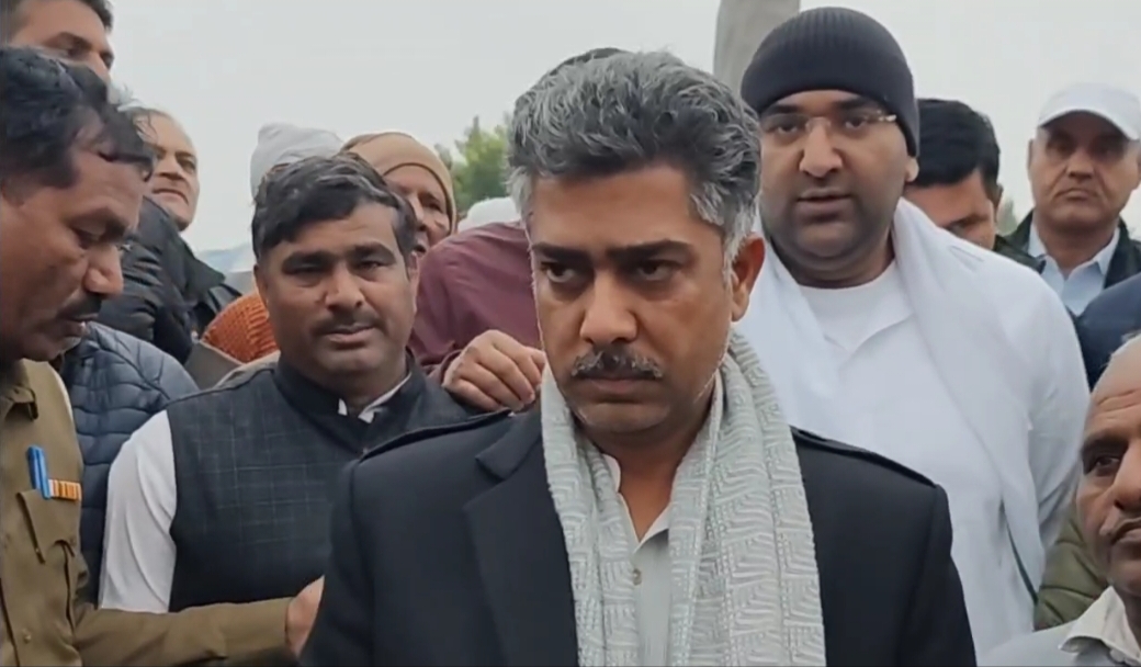 फोटो कैप्शन: पत्रकारों से बातचीत करते विधायक आदित्य चौटाला फोटो कैप्शन: पत्रकारों से बातचीत करते विधायक आदित्य चौटाला