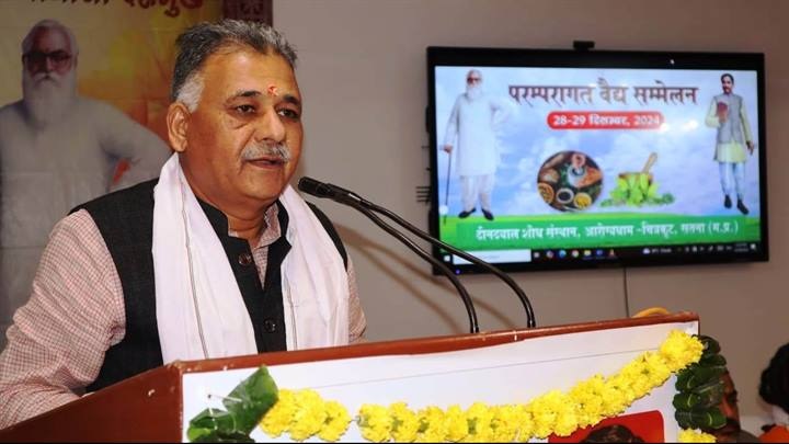आरोग्यधाम में दो दिवसीय परम्परागत वैद्य सम्मेलन को संबोधित करते हुए आयुष मंत्री परमार आरोग्यधाम में दो दिवसीय परम्परागत वैद्य सम्मेलन को संबोधित करते हुए आयुष मंत्री परमार