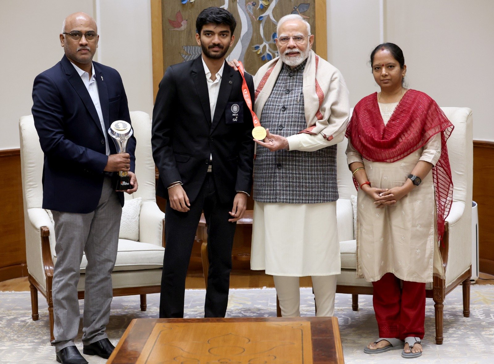 विश्व शतरंज चैंपियन डी गुकेश शनिवार को प्रधानमंत्री नरेन्द्र मोदी से मुलाकात के दौरान विश्व शतरंज चैंपियन डी गुकेश शनिवार को प्रधानमंत्री नरेन्द्र मोदी से मुलाकात के दौरान