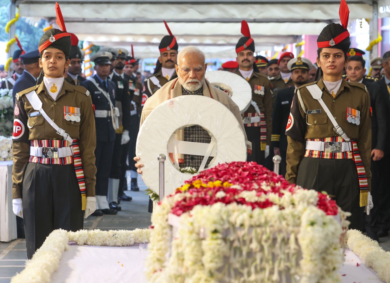 प्रधानमंत्री नरेन्द्र मोदी आज पूर्व प्रधानमंत्री डॉ. मनमोहन सिंह को अंतिम श्रद्धांजलि अर्पित करते हुए प्रधानमंत्री नरेन्द्र मोदी आज पूर्व प्रधानमंत्री डॉ. मनमोहन सिंह को अंतिम श्रद्धांजलि अर्पित करते हुए