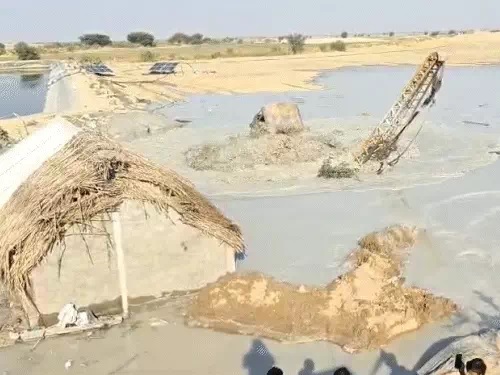बोरवेल से भारी मात्रा से पानी निकलने के कारण खेत में तालाब बन गया। बोरवेल से भारी मात्रा से पानी निकलने के कारण खेत में तालाब बन गया।